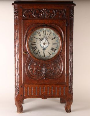 Pendule à caisse en chêne mouluré et, sculpté à décor végéta…
