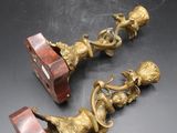 paire de bougeoirs anciens en laiton avec des socles en marbre rouge