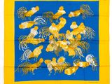 écharpe jaune et bleue représentant une volée de poulets sur fond bleu