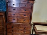 une commode en bois et une chaise dans une pièce