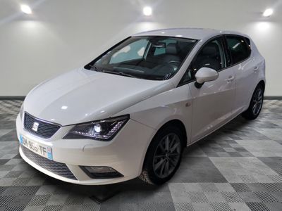 la voiture blanche est garée sur un sol en damier dans le garage