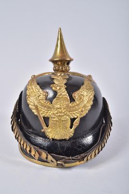 un casque noir et doré orné d'un aigle doré