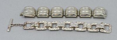 deux bracelets en argent et un bracelet à fermoir