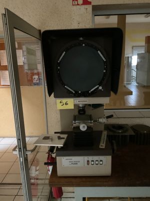 une machine posée sur une table dans une pièce