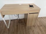 un bureau en bois sur lequel est posé un ordinateur