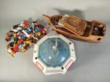 un petit bateau équipé d'un compas et de plein de Lego