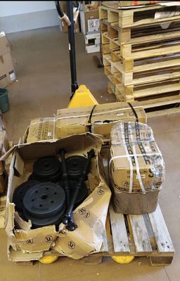 une palette sur laquelle sont empilés plusieurs cartons dans un entrepôt