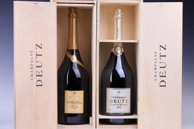 deux bouteilles de vin dans un coffret en bois avec un étui en bois