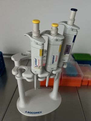 une petite machine posée sur une table