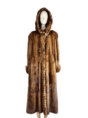 une photo d'un manteau de fourrure pour femme avec une capuche