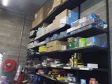 de nombreuses étagères dans un magasin, sur lesquelles sont posées des boîtes