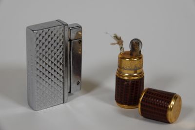 LOT DE 2 BRIQUETS : L'un en forme de rouleau en métal garni …