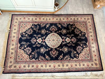 un tapis posé au sol dans une pièce où se trouve un miroir