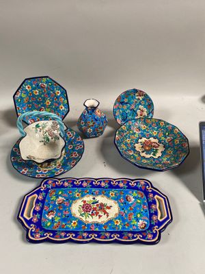 un grand nombre d'objets différents posés sur une table