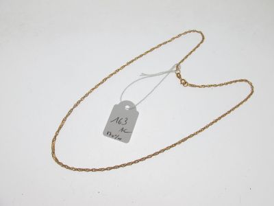 Gros plan sur un collier portant une étiquette