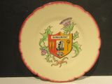 une assiette décorative ornée d'un blason