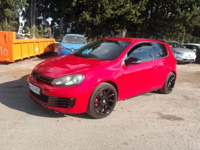 une voiture rouge garée dans un parking