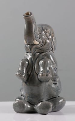 SARREGUEMINES. Pichet zoomorphe en barbotine figurant un élé…
