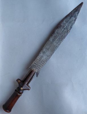 un couteau posé sur une feuille de papier