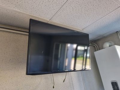 un téléviseur à écran plat accroché au mur de la chambre