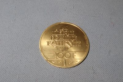 une pièce d'or sur laquelle est représenté un château