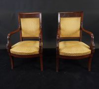 Paire de fauteuils en acajou et placage d'acajou mouluré et …