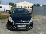 la petite voiture noire est garée dans le parking