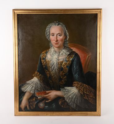 portrait d'une femme en robe bleue tenant un éventail