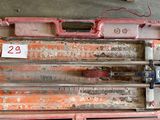 une image représentant une boîte à outils posée par terre et contenant des outils