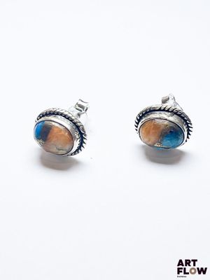 boucles d'oreilles en argent et pierres turquoise sur fond blanc avec fond blanc