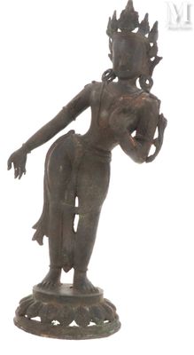 une image représentant une statue en bronze d'une femme tenant un pot
