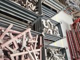 un gros tas de morceaux de métal et de bois dans un entrepôt