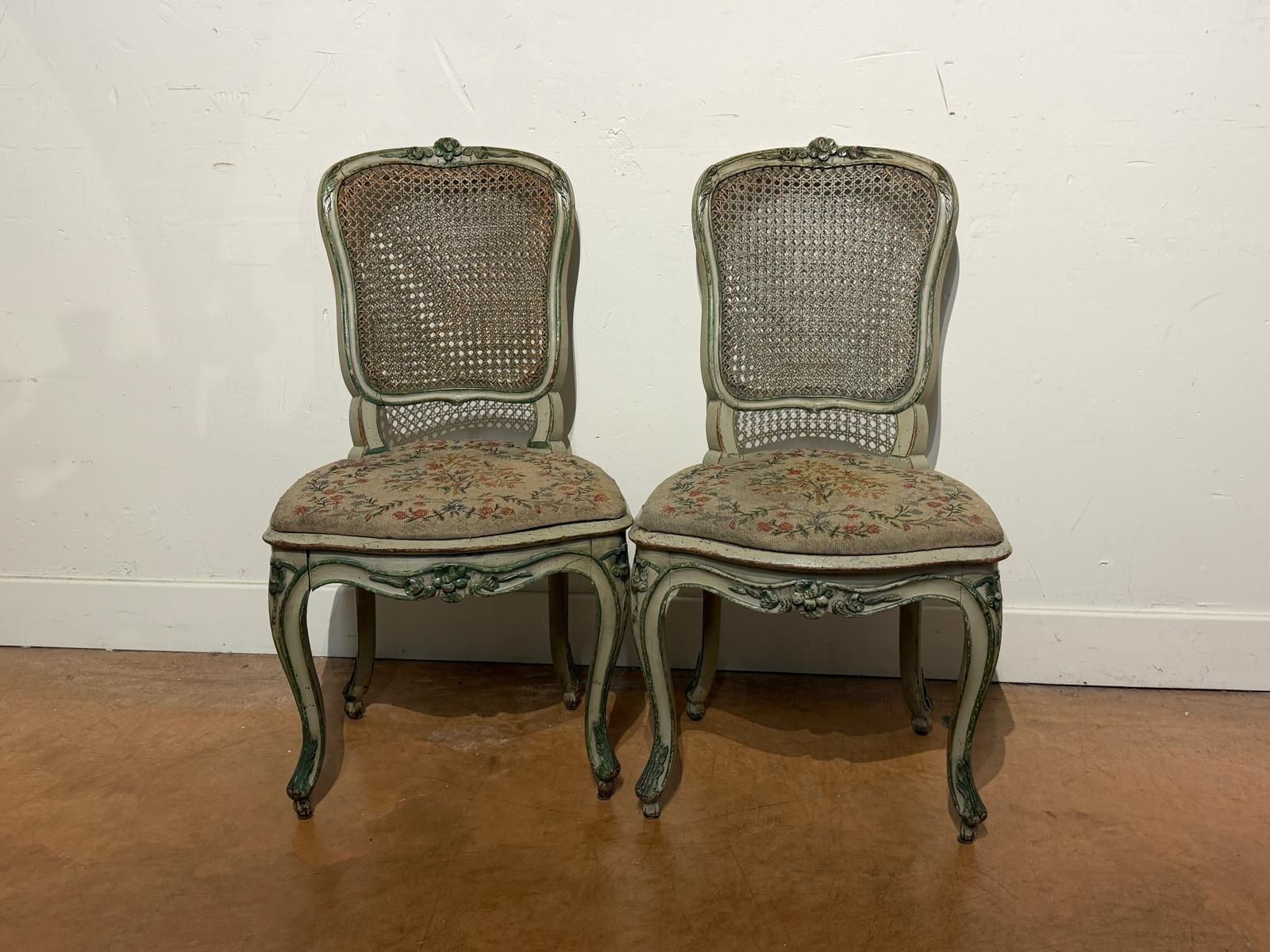 DEUX CHAISES en bois laqué peint gris et réhaussé vert sur l…