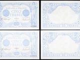 quatre billets de banque différents, ornés de motifs bleus et blancs