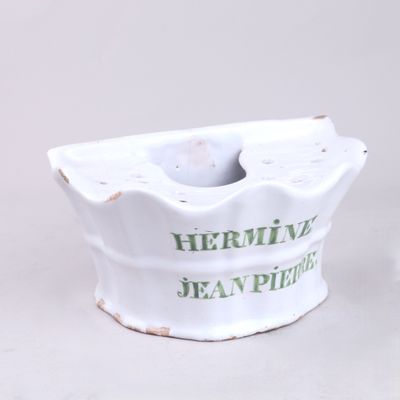 Bouquetière patronymique en faïence, marquée "Hermine Jean P…