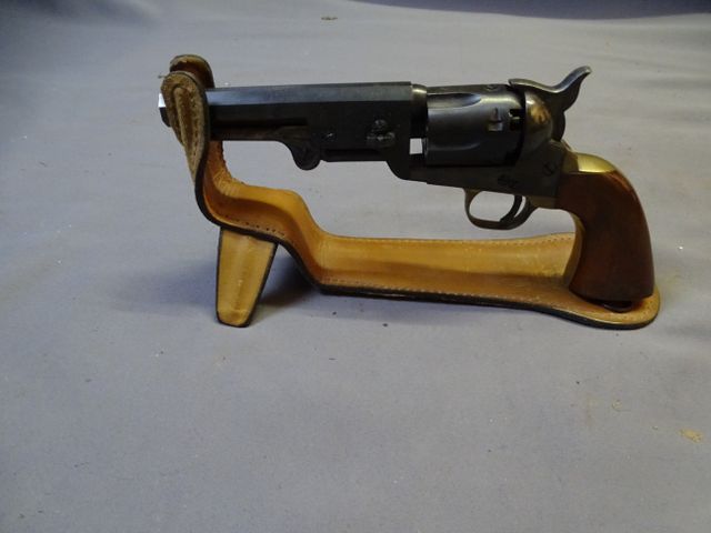 CAT D : Revolver à poudre noir CAL 36 + Support en cuir -  Modèle...