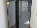 une photo d'une porte vitrée dans une pièce