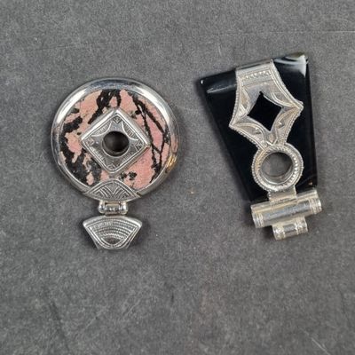 Lot de 2 pendentifs en argent et pierres dures rose veinée e…