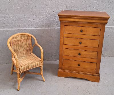 Meuble bas style Louis-Philippe et fauteuil d'enfant en roti… - Photo 1