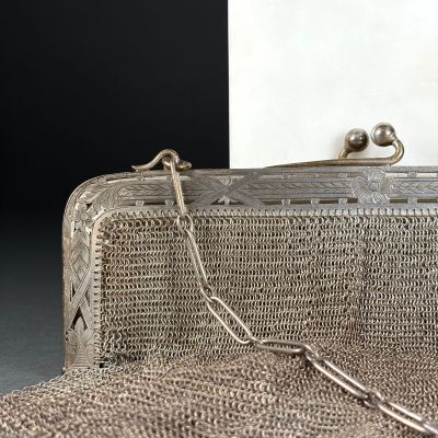 un sac à main en argent posé sur une table