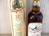 une image représentant une bouteille de whisky à côté d'un bidon