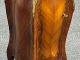une petite table en bois avec un plateau en marbre