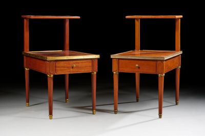 paire de tables de chevet en acajou de style George IV avec plateaux en marbre