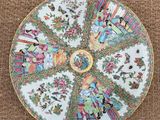 une image représentant une assiette décorative posée sur un tissu en burlock