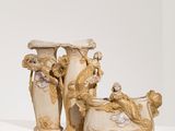 deux vases posés sur une étagère blanche