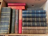 une boîte remplie de vieux livres posée sur une table