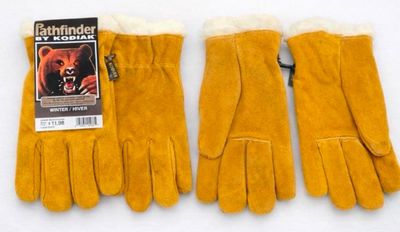 deux paires de gants avec des poignets doublés de fourrure et une étiquette dessus