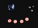un gros plan d'un visage composé de perles sur un fond noir