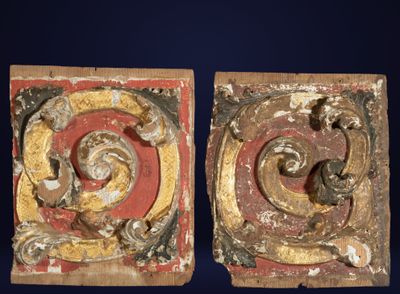deux pièces de bois sculpté ornées d'un motif rouge et jaune