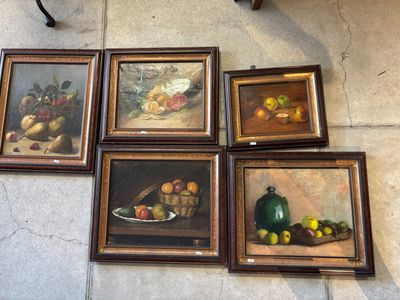 quatre tableaux accrochés au mur d'une pièce où se trouvent une table et une chaise